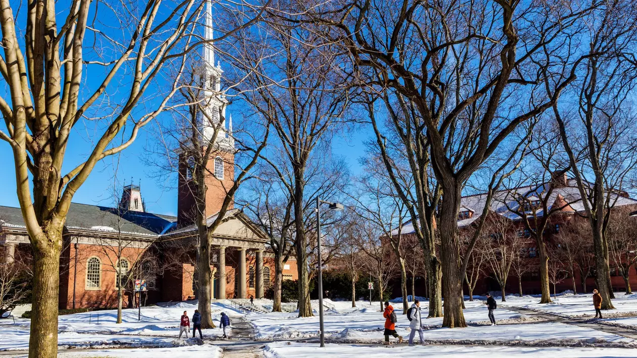 Trei studente dau în judecată Universitatea Harvard, din cauza unui profesor pe care îl acuză de hărțuire sexuală