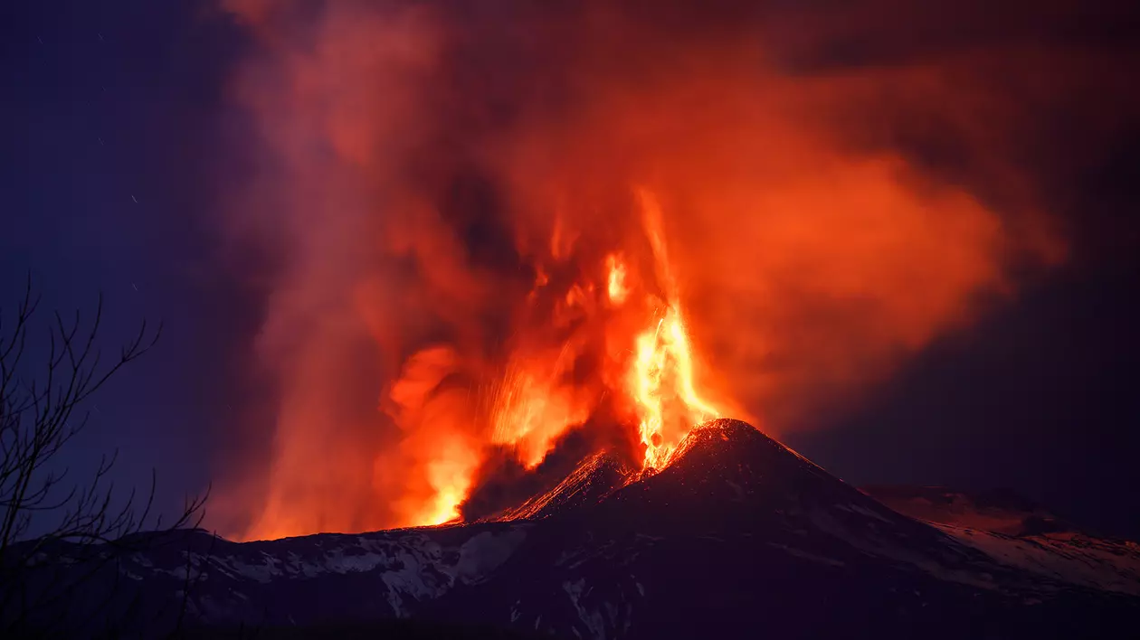 Vulcanul Etna a erupt. Imagini spectaculoase cu exploziile de lavă