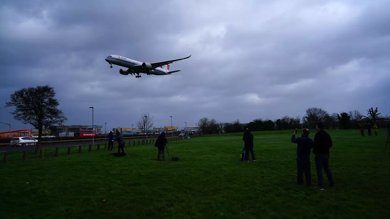 Imagini virale de pe un aeroport din Londra: avioane încearcă să aterizeze în timpul furtunii Eunice