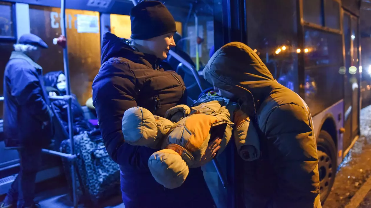 Imagini din Donețk. 700.000 de civili, inclusiv copii, în curs de evacuare spre Rusia