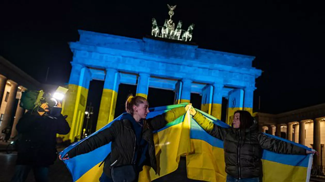 Clădiri-cheie din Berlin și Pars, iluminate în culorile albastru și galben, în semn de solidaritate cu Ucraina