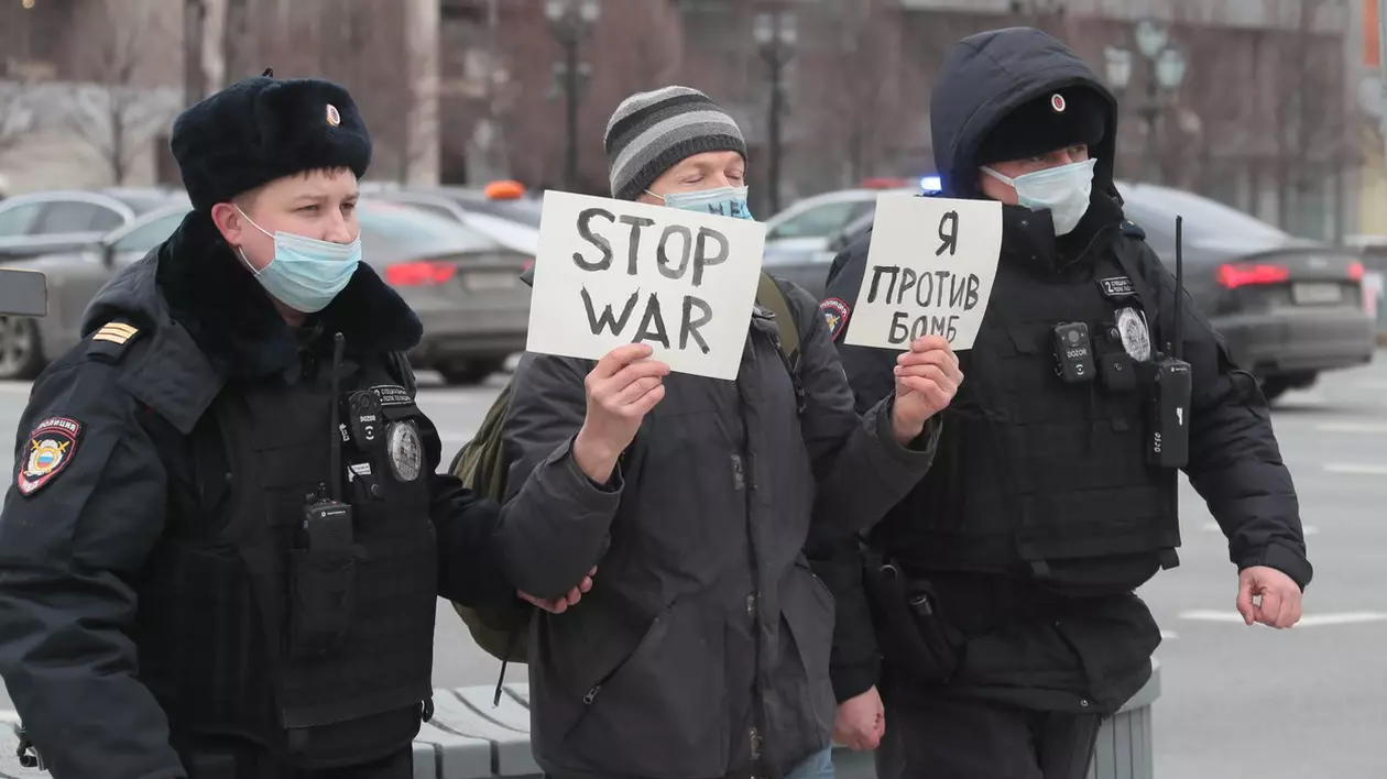 Peste 1.700 de oameni arestați în Rusia, pentru că au manifestat împotriva războiului pornit de Putin