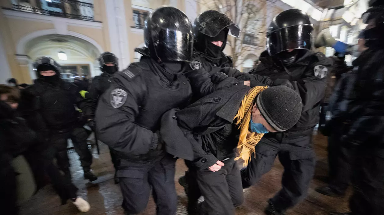 Tot mai mulți ruși sparg zidul tăcerii. Profesor de la St. Petersburg pentru Libertatea: „Suntem conduși de un om care și-a pierdut mințile. Putin ne poate cupla la internetul suveran, cum îi zice el”