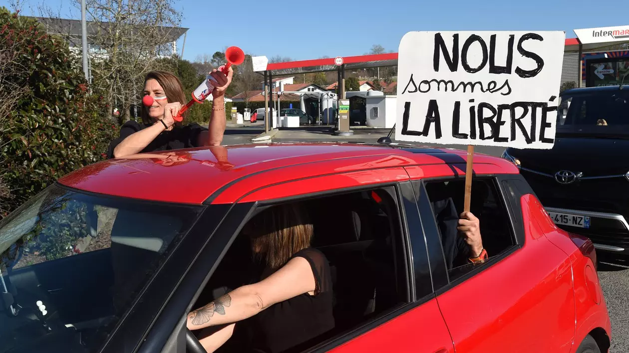Franța interzice intrarea „convoaielor libertății” în Paris. Ce riscă cei care încalcă dispoziția