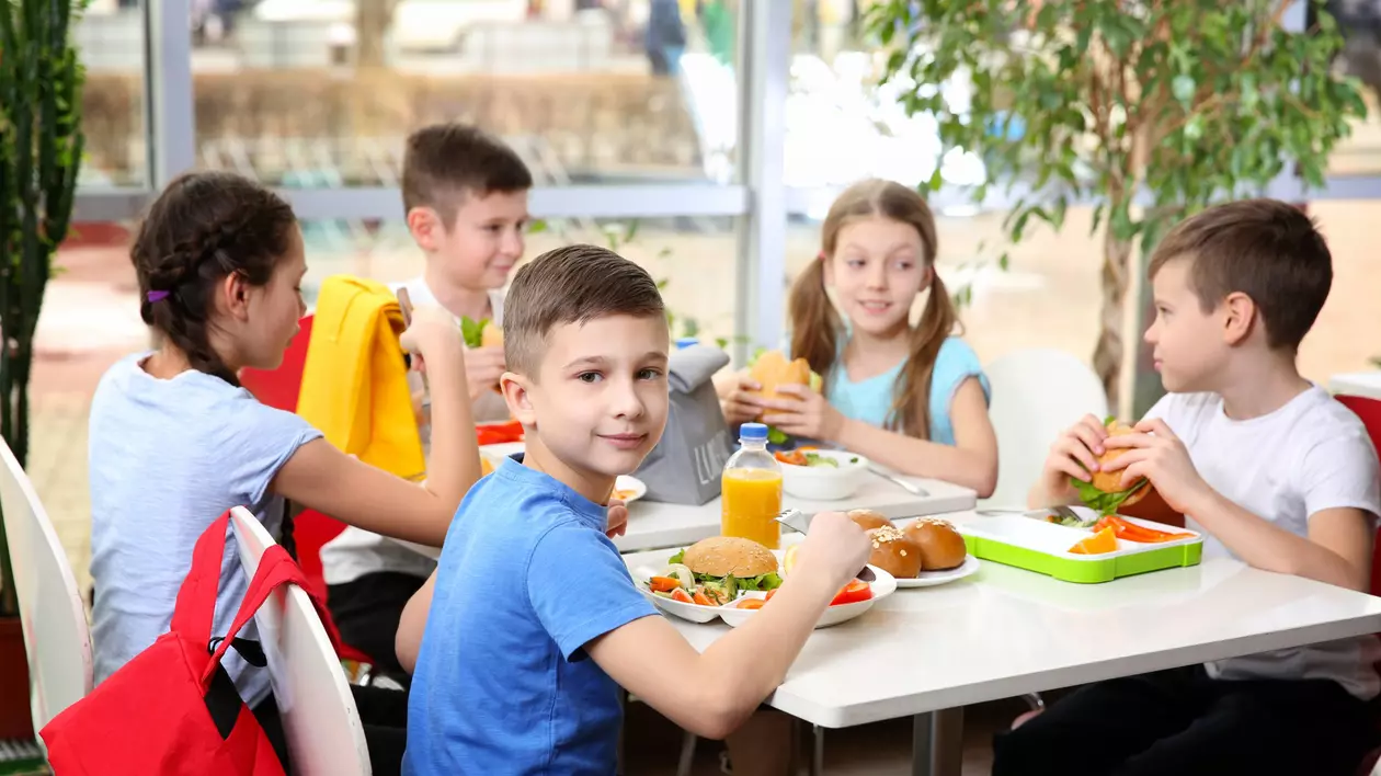 România are programul „Masă Caldă” în 150 de școli, Finlanda dă un prânz cald gratuit elevilor din anii ‘40
