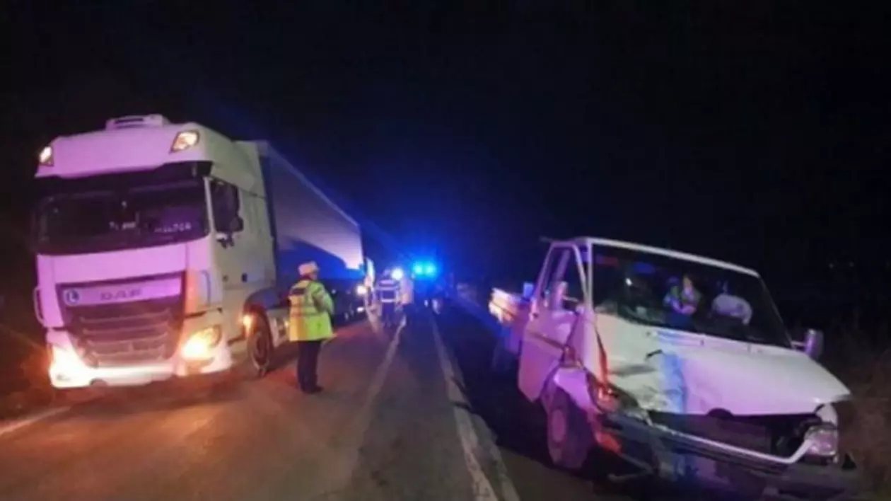 Cinci persoane au fost rănite după o coliziune între trei autovehicule, în Suceava
