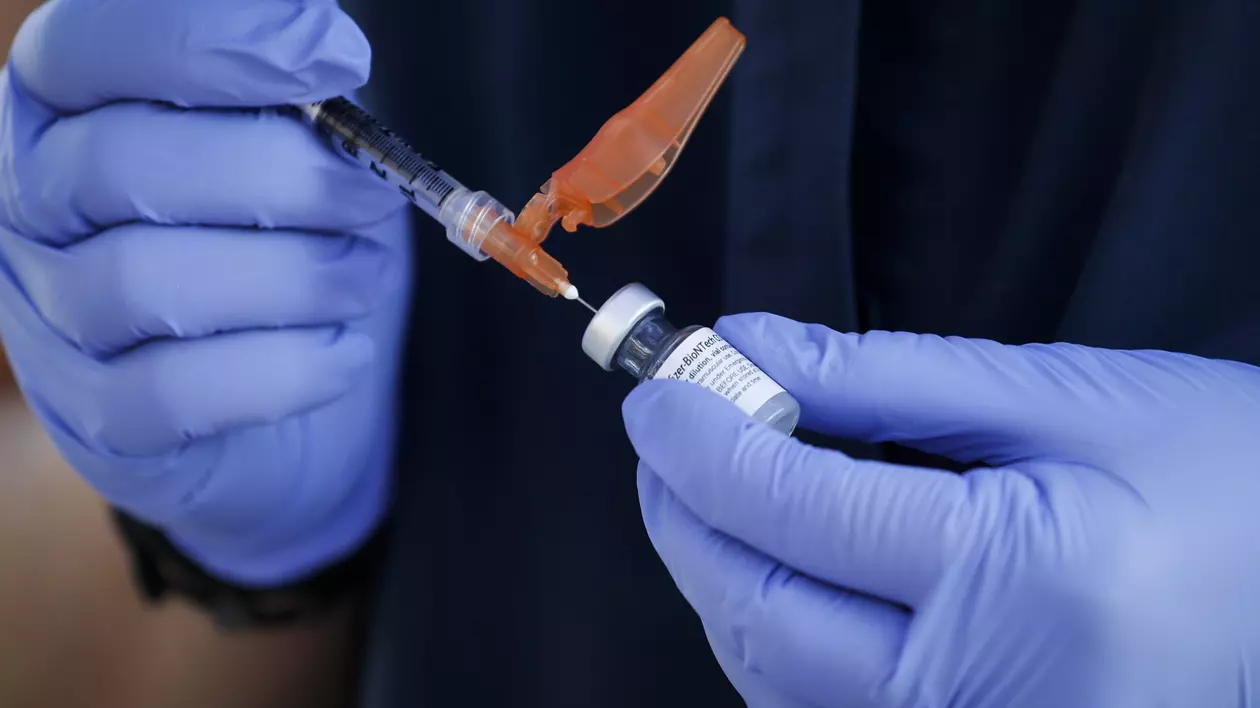 Vaccinurile împotriva variantei Omicron, dezvoltate de Pfizer și Moderna, au fost autorizate de EMA
