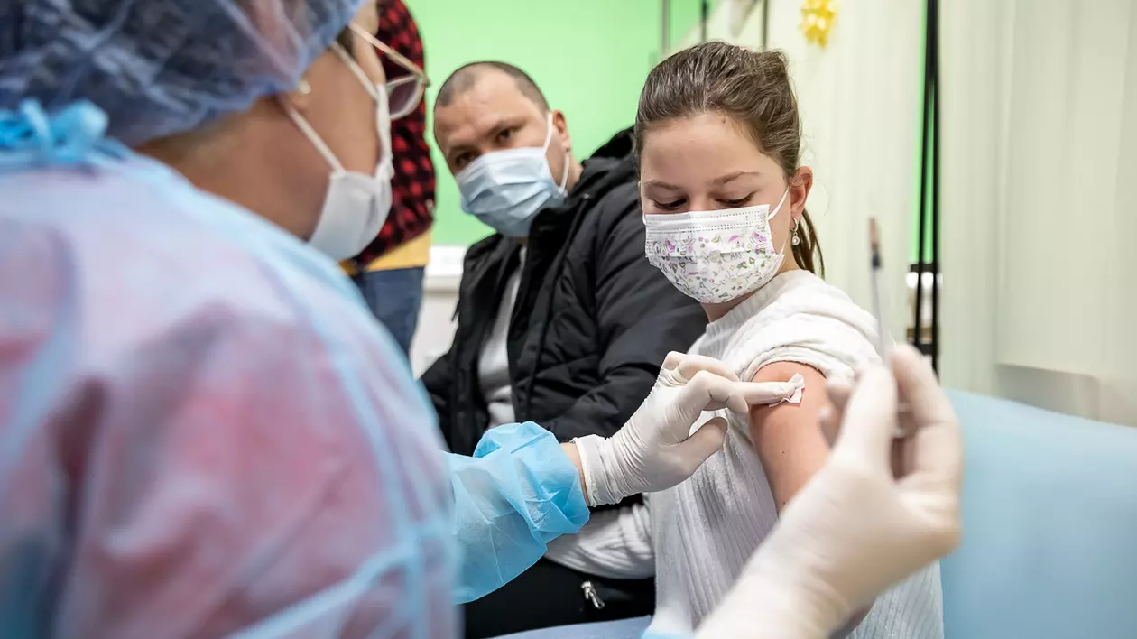 Medici din România, Marea Britanie și Israel, despre vaccinarea copiilor români între 5 și 11 ani: „Trebuia să înceapă înainte de valul Omicron”