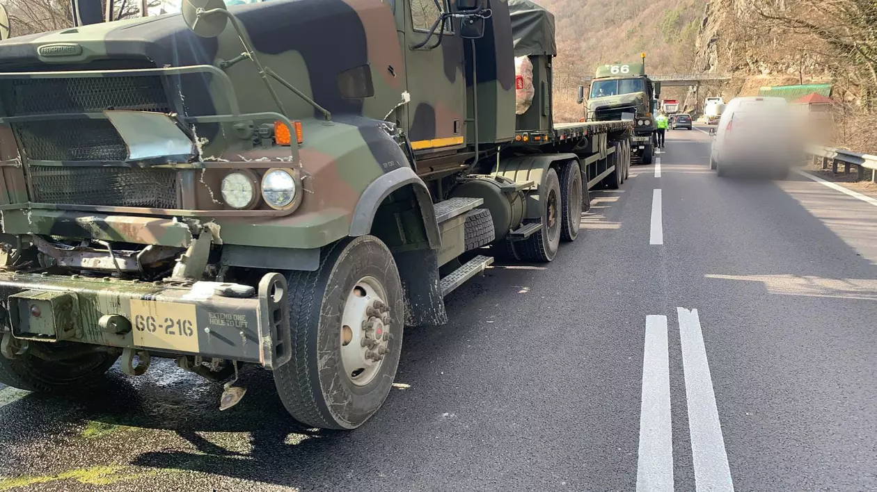 Trei autovehicule militare NATO implicate într-un accident pe Valea Oltului