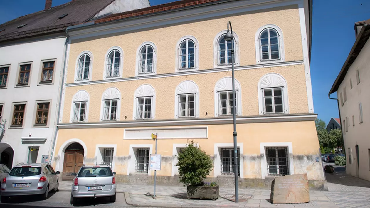 Casa în care s-a născut Adolf Hitler va fi transformată în comandament de poliție. Cât costă renovarea