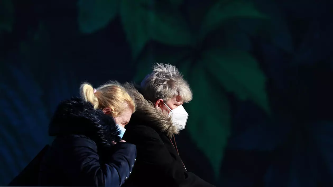 Cercetătorii avertizează că nu este momentul să credem că pandemia s-a încheiat. Ce ne arată lecțiile trecutului