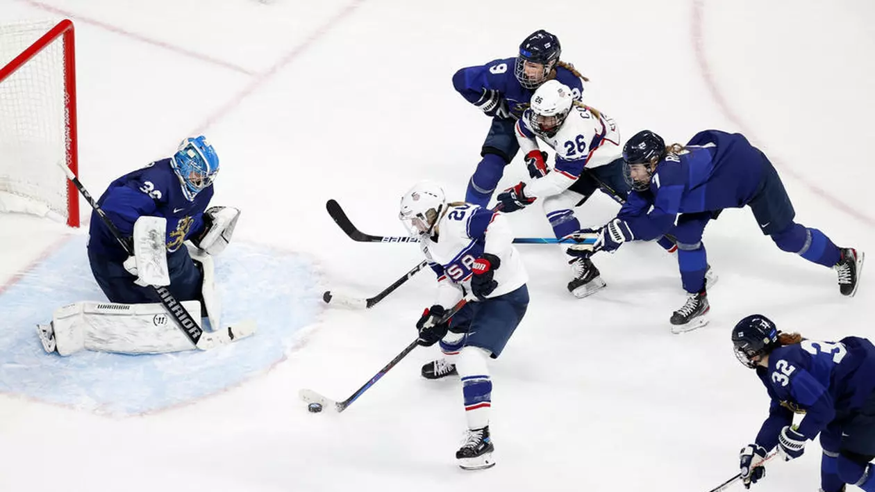 Moment hilar la meciul Finlanda - SUA, din turneul olimpic feminin de hochei. Jucătoarele au fost chemate de la vestiare să rejoace ultimele minute