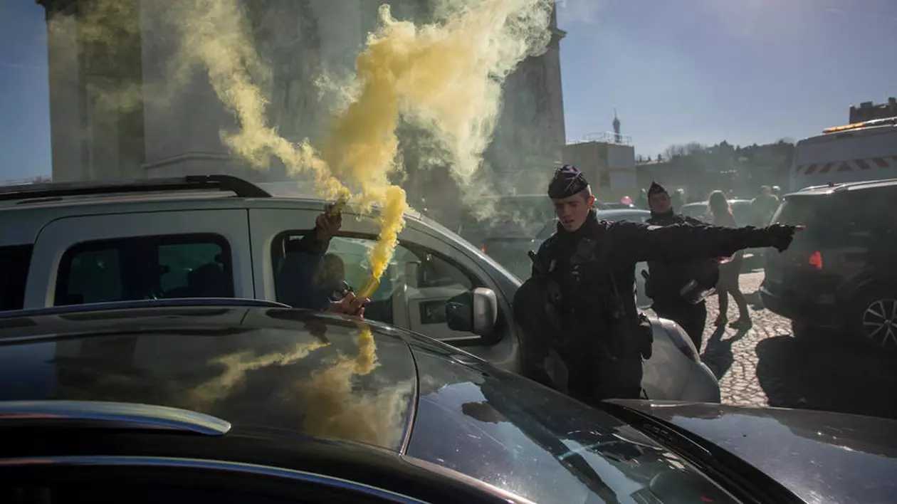 Manifestanții care au intrat în Paris pentru protestul inspirat de „Convoiul libertății”, dispersați cu gaze lacrimogene de poliție