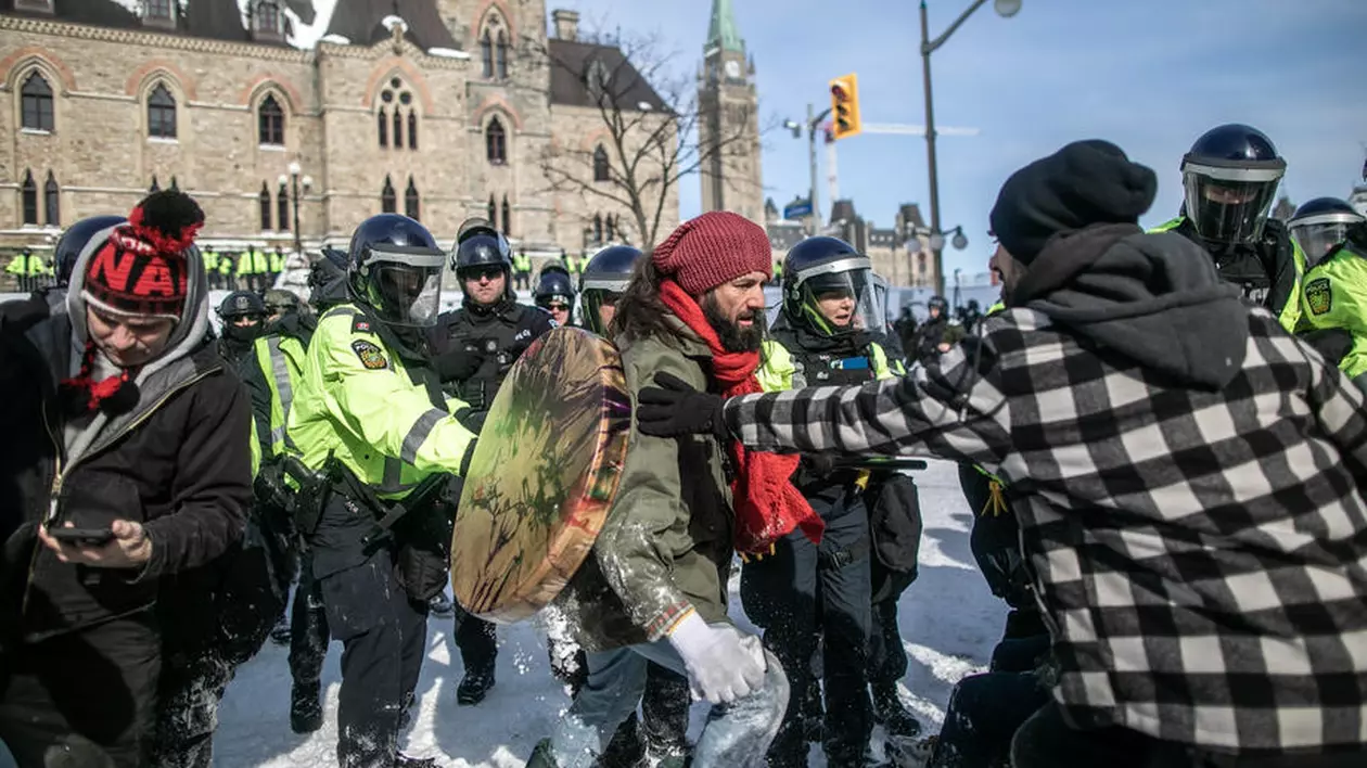 „Ocupația ilegală s-a încheiat”. Poliția canadiană a dispersat camionagiii protestatari, cu grenade paralizante și spray cu piper