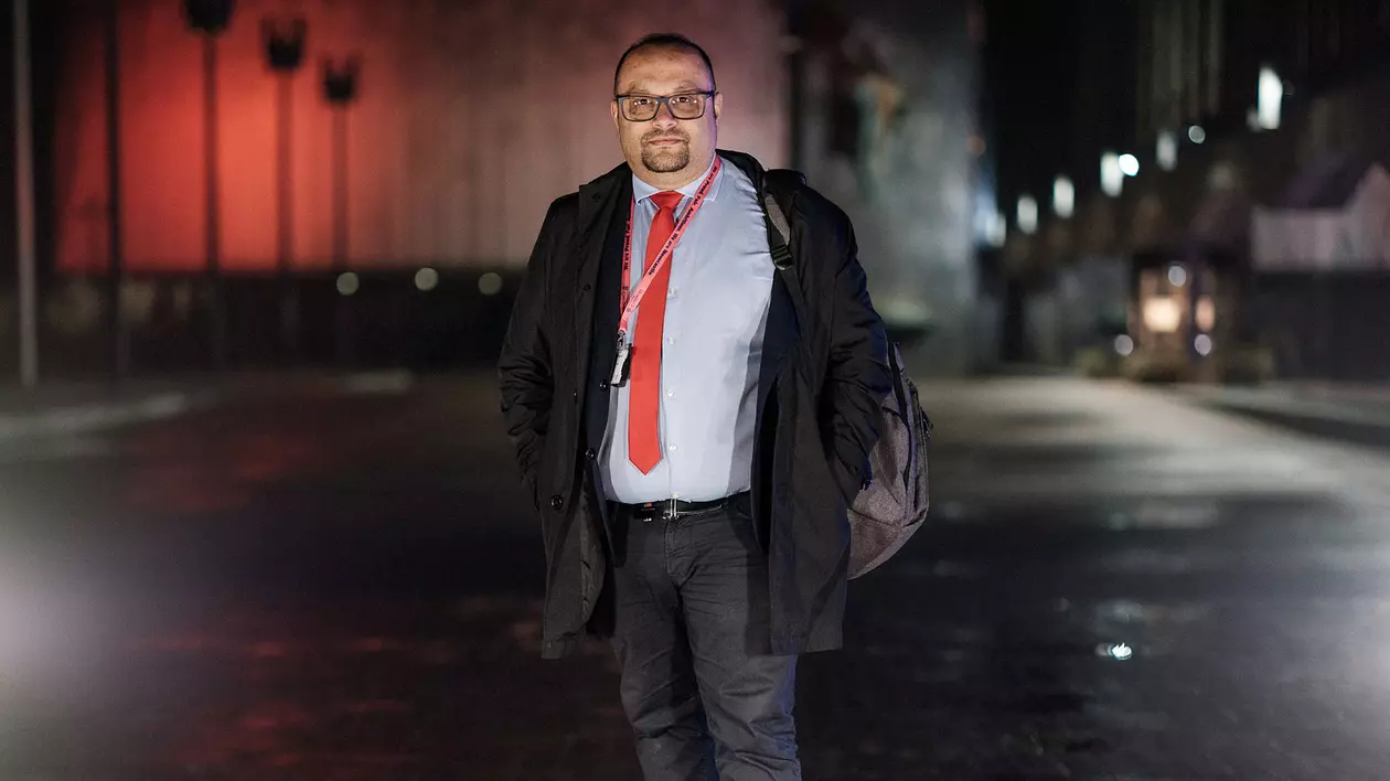 Viața unui român care a ajuns consilier local în Marea Britanie după ce a plecat din țară din cauza rasismului: „Aici oamenii vor să vadă ce competențe ai, nu ce etnie”