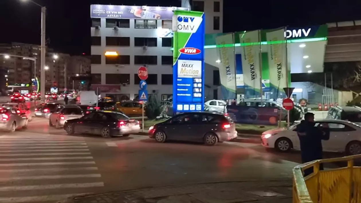 Coada la benzina in Iasi. Foto: Catalin Hopulele