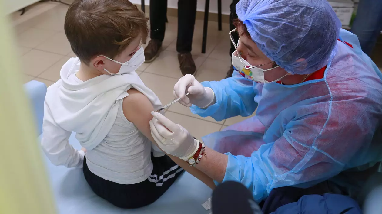 Studiu: Vaccinul anti-COVID de la Pfizer, mai puţin eficient la copiii cu vârsta între 5 și 11 ani
