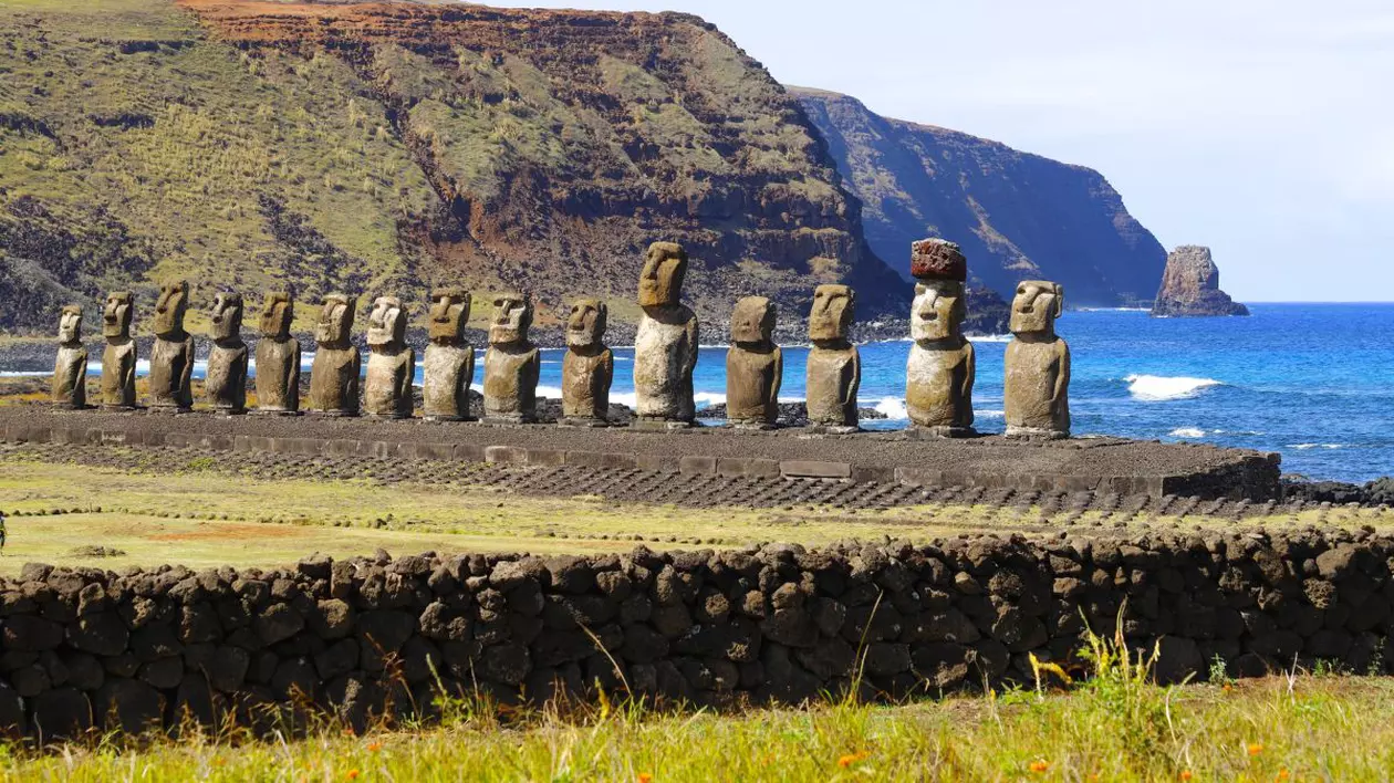 Figurile moai de pe Insula Pastelui