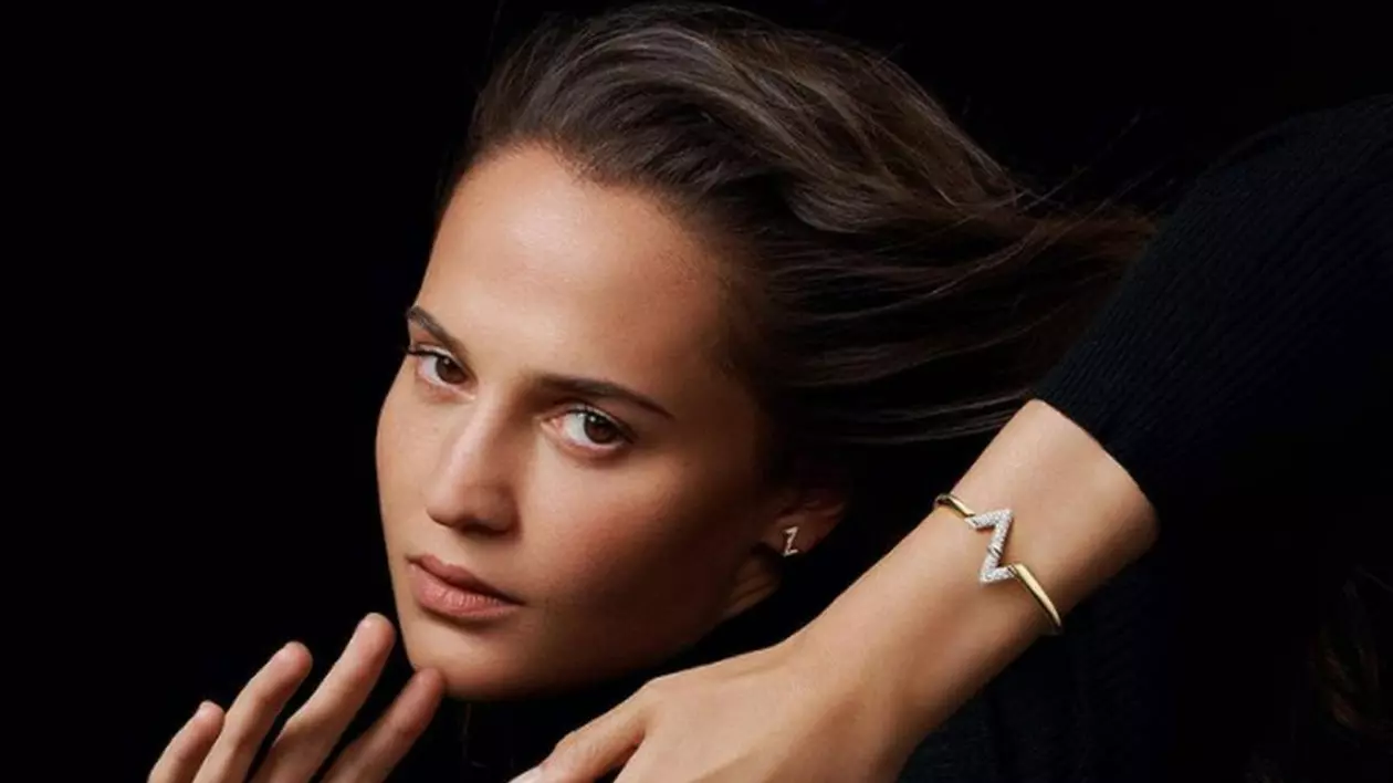 Furie pe rețelele sociale după ce Louis Vuitton a lansat bijuterii ce seamănă cu „Z”-ul tancurilor lui Putin. Presa rusă scrie că „reclama pare să susțină operațiunea militară”
