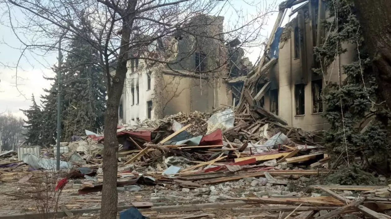 Zelenski, la doi ani de la bombardarea teatrului din Mariupol, care a dus la moartea a sute de civili: „Fiecare ucigaș rus trebuie tras la răspundere”