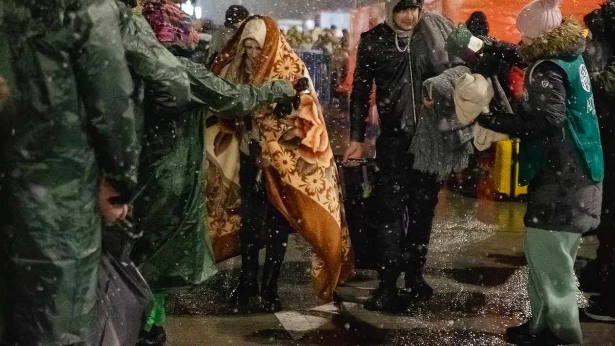IMAGINI. Refugiații împinși de război au ajuns în Vama Isaccea, în prima noapte de primăvară. „Mai frig ca în Ucraina”