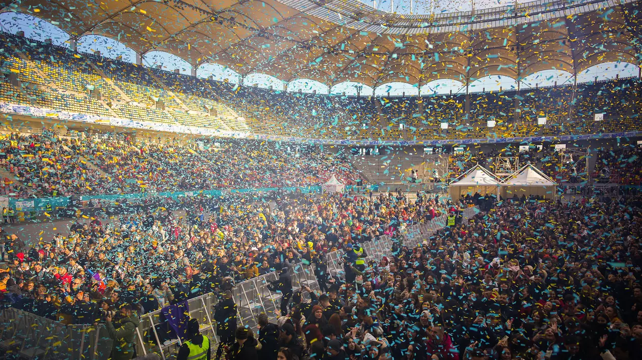 Mii de tineri la minus 5 grade Celsius pe Stadionul Național din București la concertul de strângere de fonduri pentru Ucraina