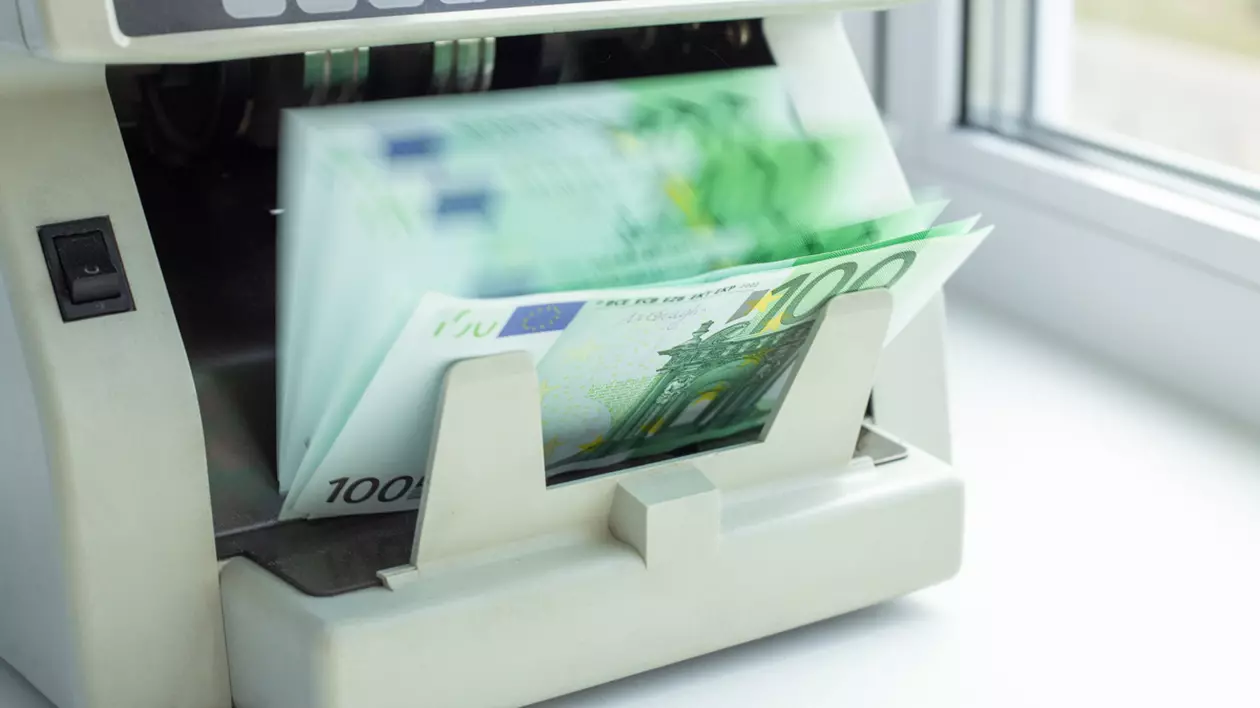 Criză de euro la mai multe case de schimb și bănci din București. Unii clienți, puși pe liste de așteptare. Bancher: „Se fac importuri de valută cu avionul. E ceva temporar”