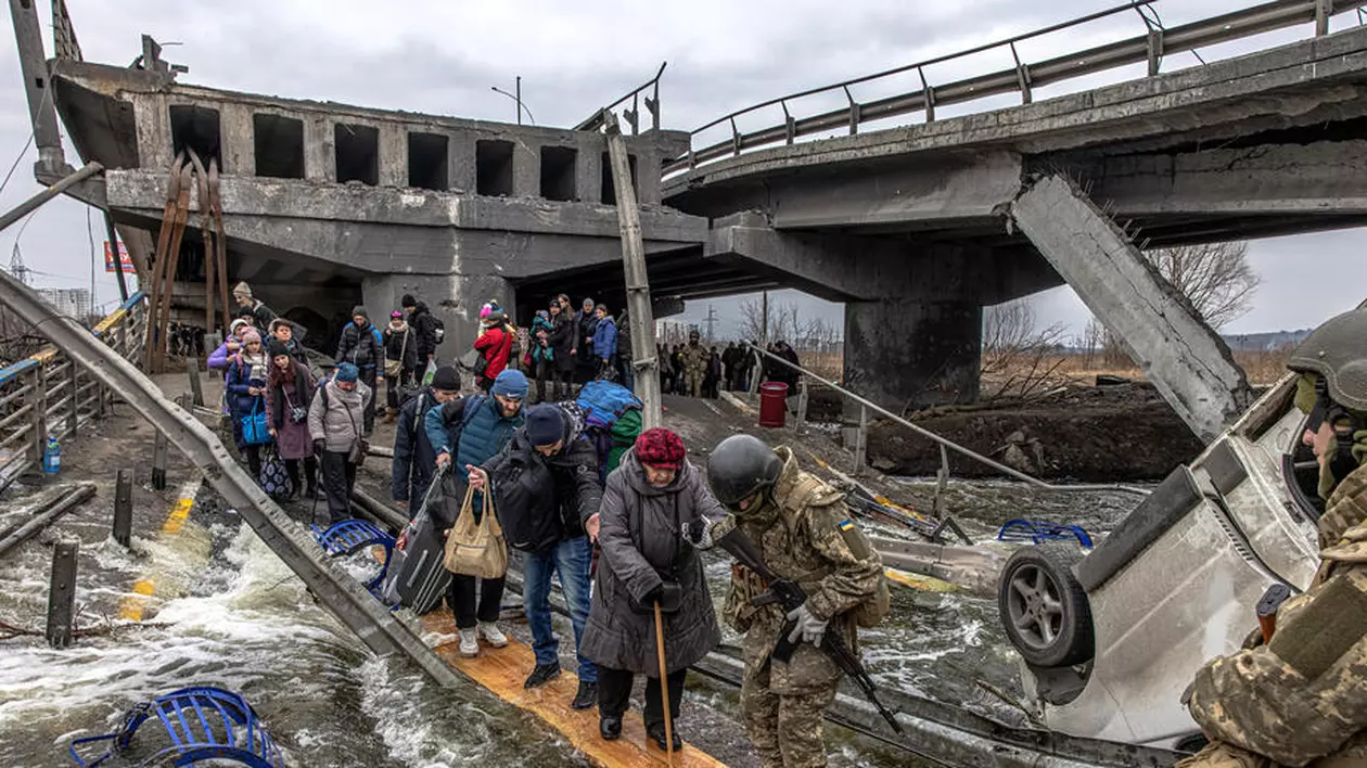 VIDEO | Un pod distrus, singura cale de ieșire din Irpin. 2.000 de oameni au fost evacuați luni din orașul de lângă Kiev