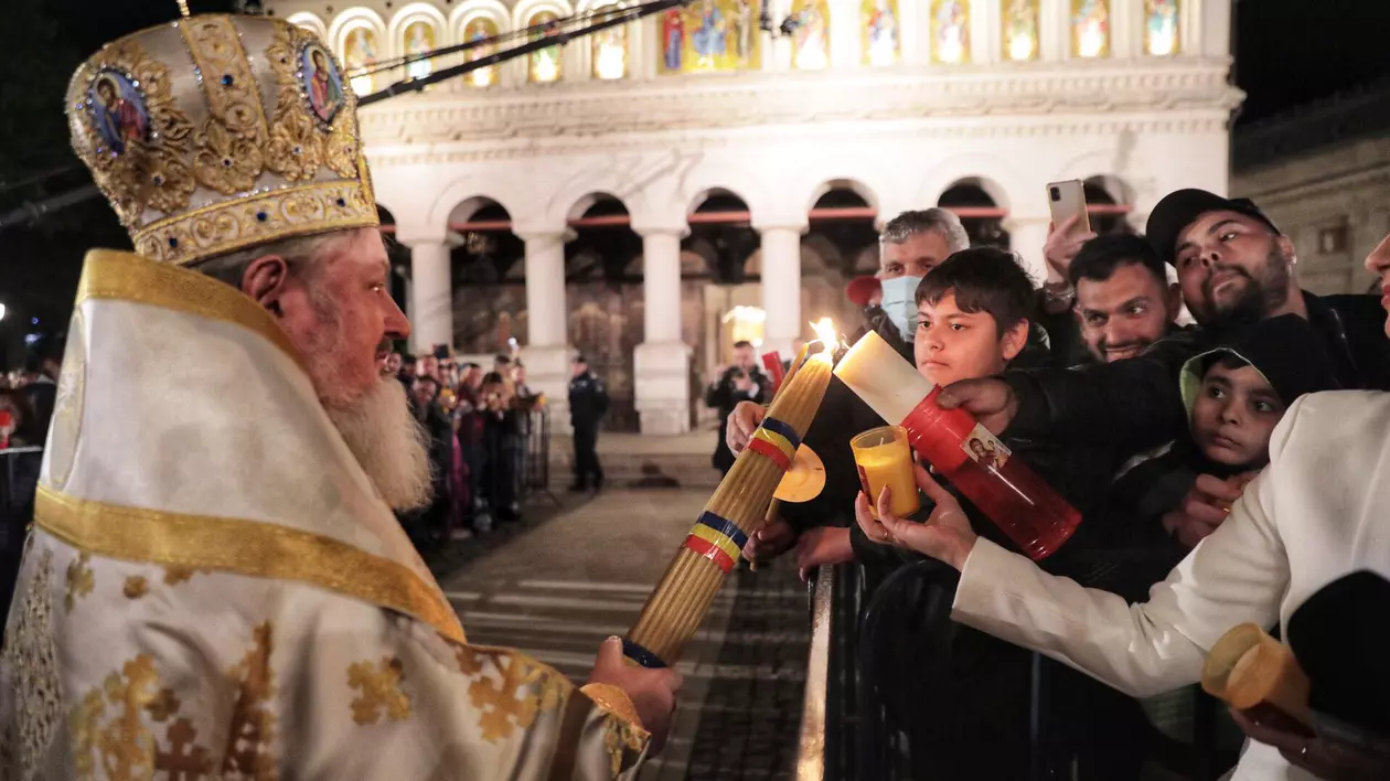 Hristos a Înviat! Credincioșii ortodocși au primit Lumina Învierii. Imagini de la Slujba de Înviere de la Patriarhie