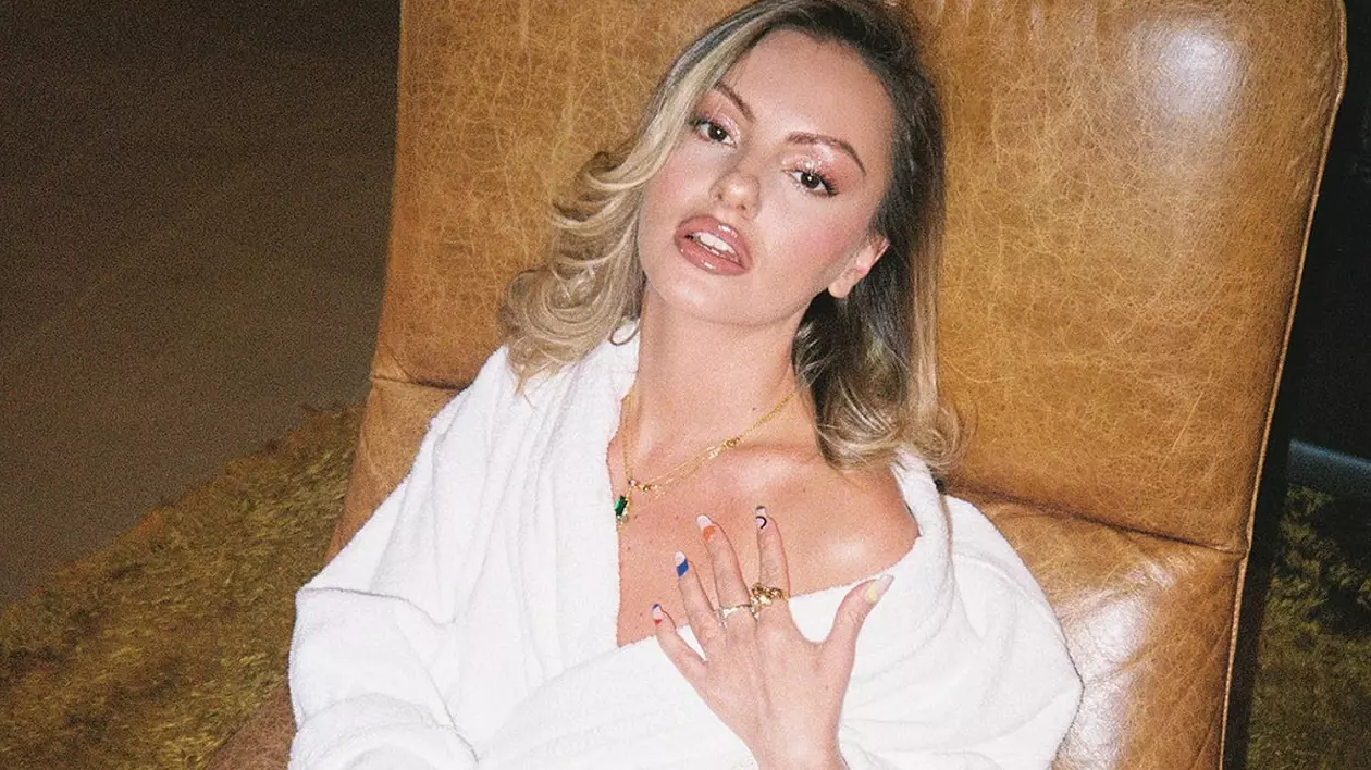 Alexandra Stan, doar în lenjerie intimă pe coperta noului său album. E al cincilea pe care îl lansează