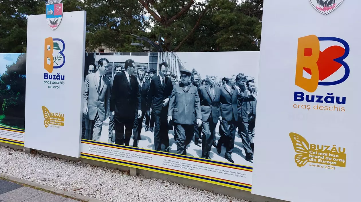 Fotografii cu Nicolae Ceaușescu în vizită de lucru la Buzău, afișate de Primărie, pe stradă: „Ca să ne facem noi reclamă!”