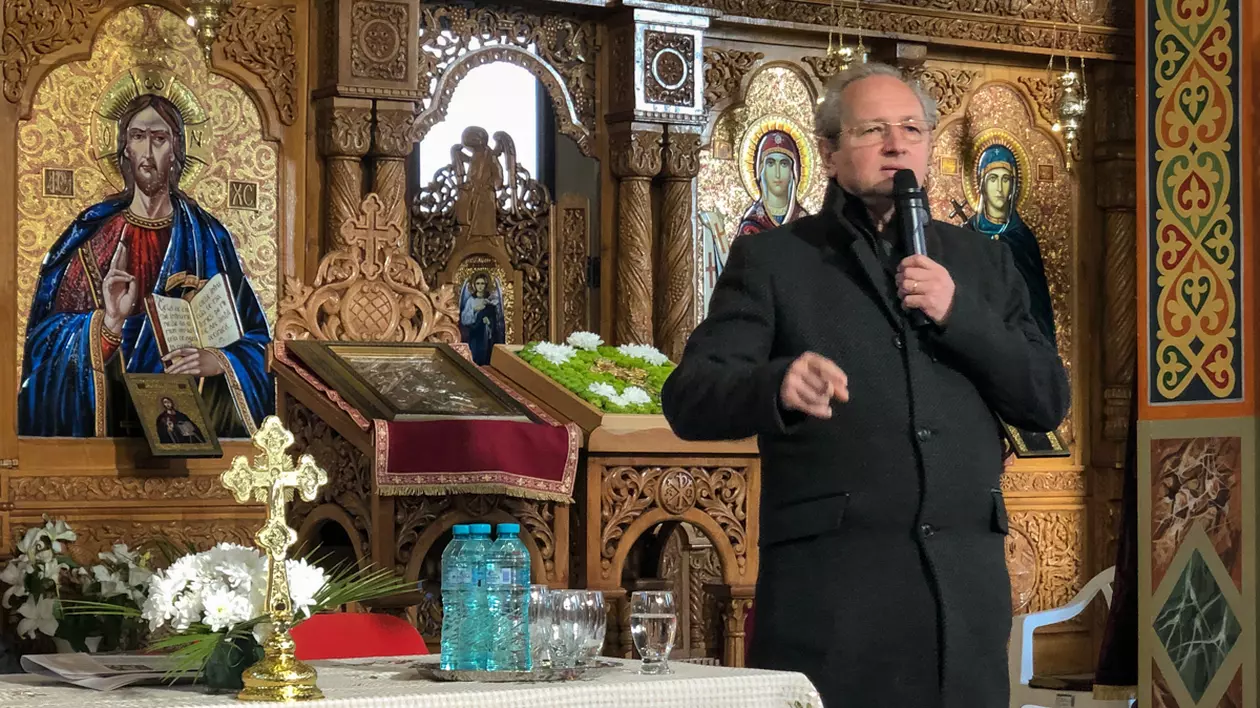 CAMERA ASCUNSĂ. Într-o biserică din Titan, „cu binecuvântarea Preafericitului Părinte Patriarh Daniel”, actorul Dan Puric a elogiat legionari și a acuzat UE: „Ce era Pilat din Pont? Un comisar european”