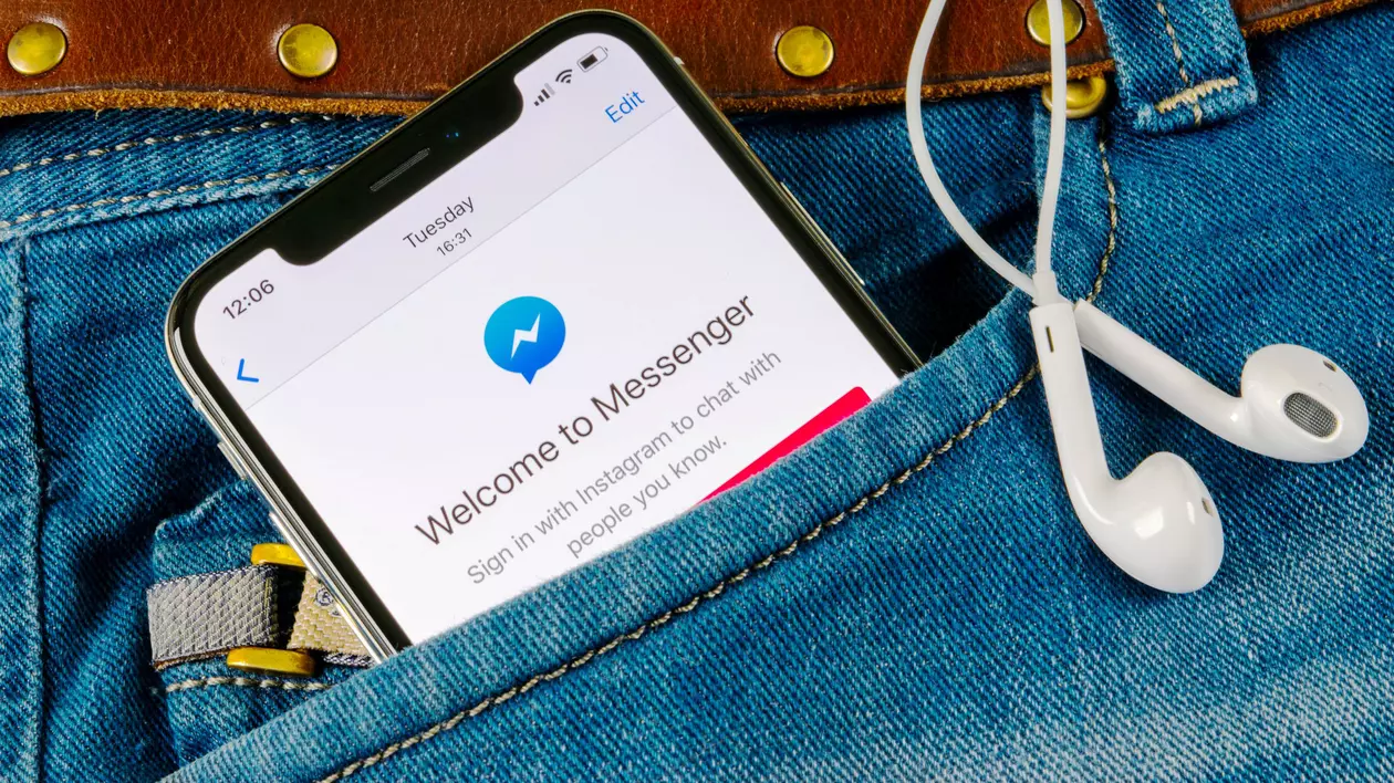 Cum folosesti Facebook Messenger fara sa ai cont - telefon in buzunar