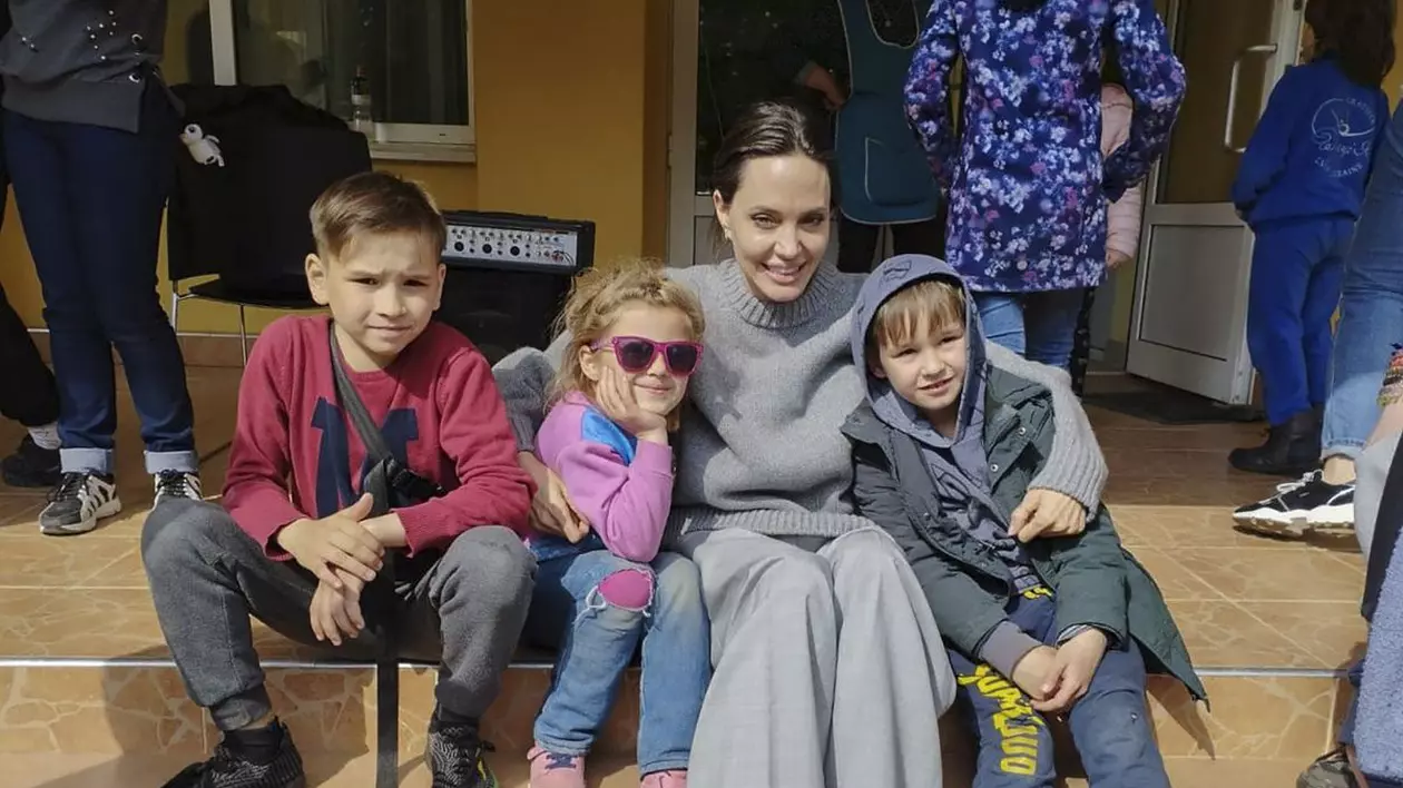 Angelina Jolie se află în Ucraina. A vizitat un internat și un spital din Liov
