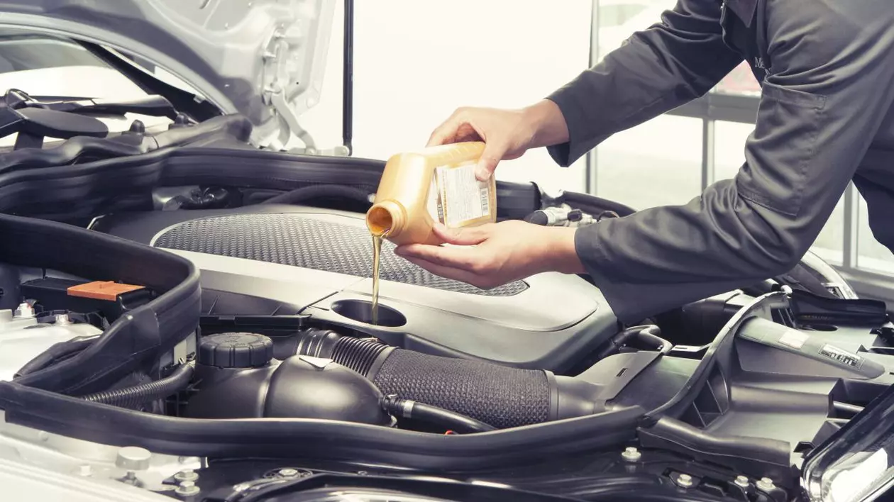 Un mecanic schimba uleiul de motor