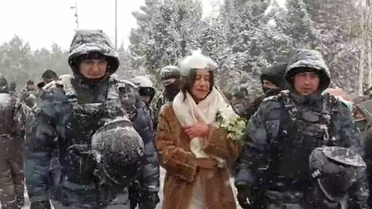 VIDEO | O tânără în rochie de mireasă care protesta împotriva războiului, săltată de polițiști la Moscova