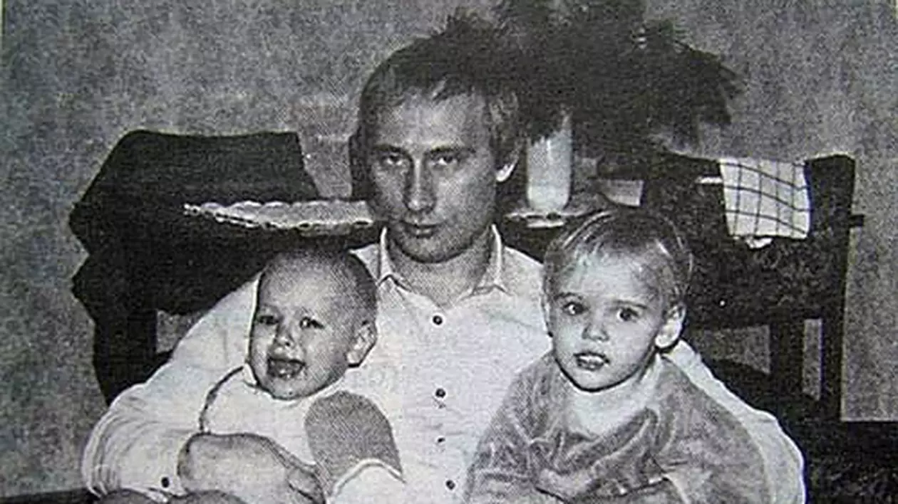 O viață ținută la secret. Cine sunt fiicele lui Vladimir Putin, vizate acum de sancțiuni
