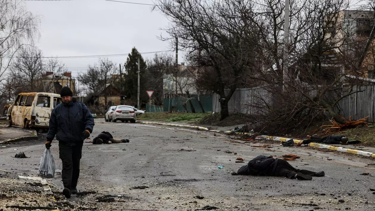 Străzile din Bucha, acoperite cu trupurile civililor împușcați în cap, cu mâinile legate la spate. Iadul provocat de ruși, ieșit la iveală după retragerea lor