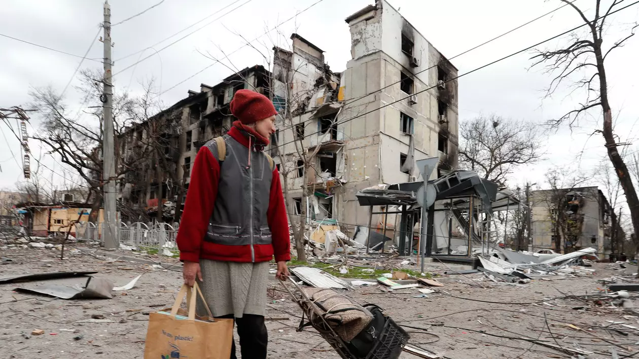 Reportajul onest din Mariupol al unui ziar rusesc a făcut o audiență uriașă: „De ce ne-ați eliberat, de Filarmonica noastră, pe care ați distrus-o? De pensia mea ne-ați eliberat?”
