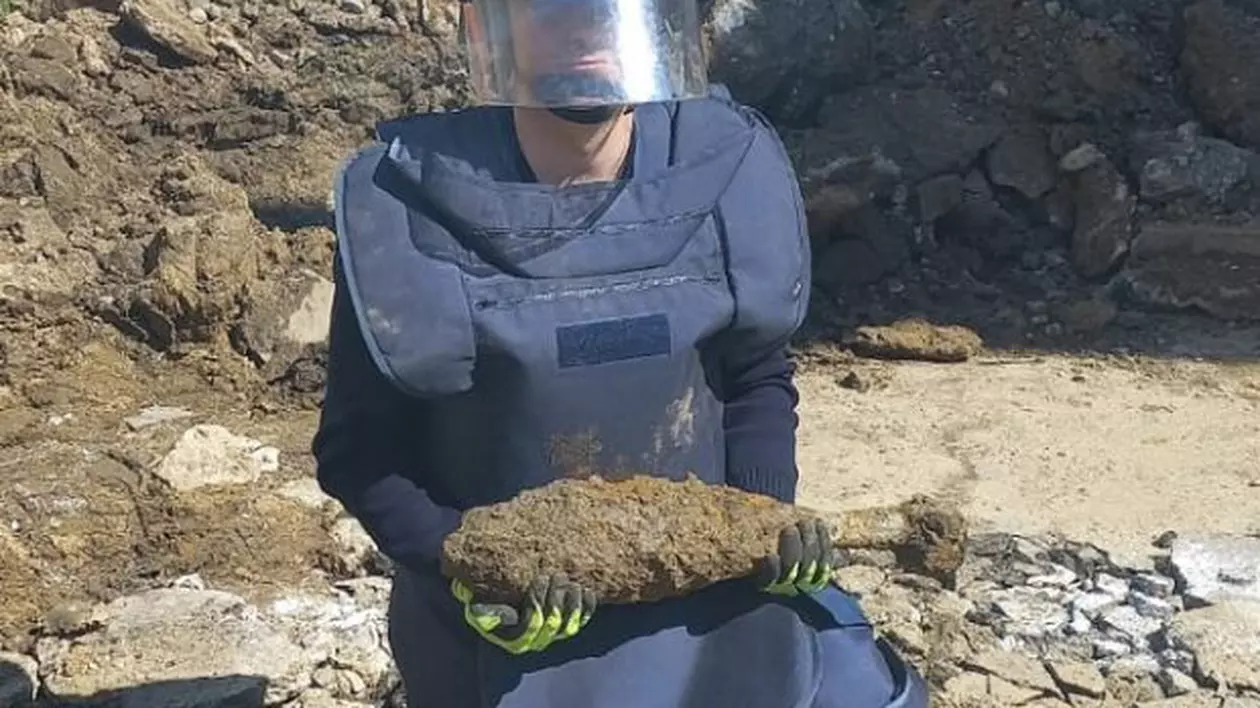 O bombă de aruncător neexplodată, găsită de pompieri în curtea unei grădiniţe din Reşiţa