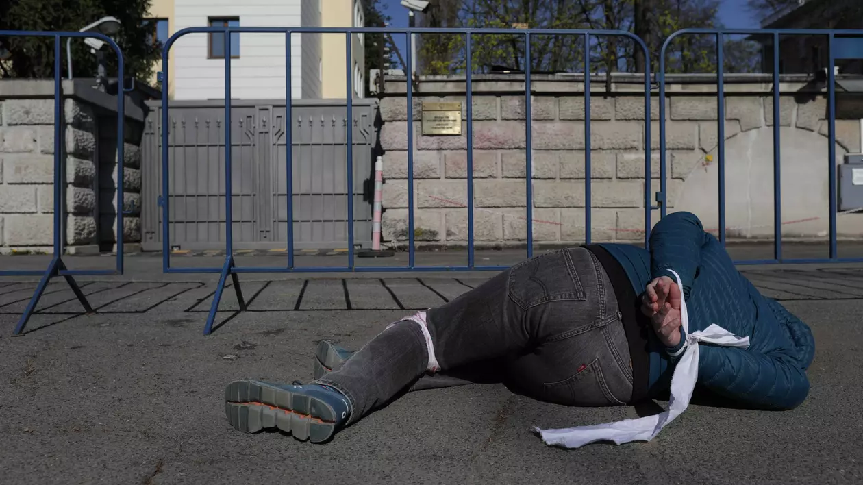 Protest la București față de masacrul din Bucha, inspirat după cel din Moscova. Un activist s-a culcat pe trotuar cu mâinile legate, în fața Ambasadei Rusiei