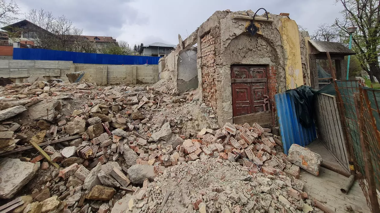 Trei Sarmale, hanul din Iași în care petreceau Creangă și Eminescu, a fost demolat ilegal. „Ți-a dat Dumnezeu șansa să îl ai în proprietate, dar l-ai făcut praf”