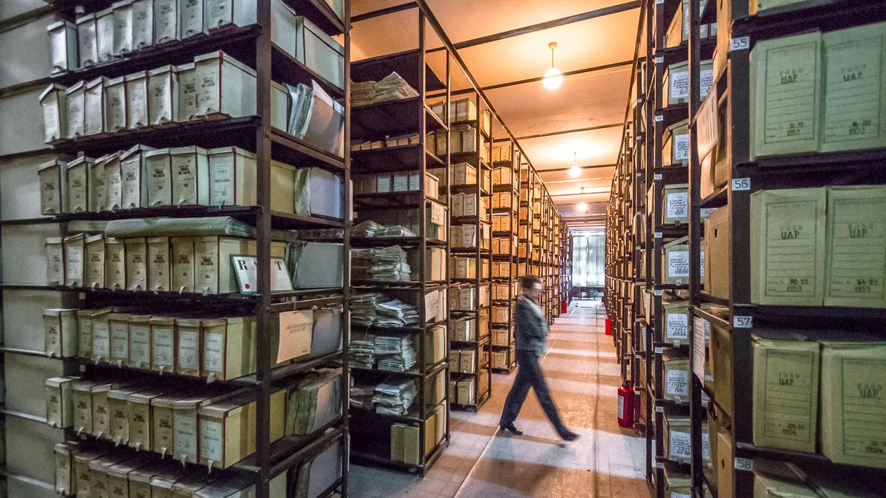 Arhiviștii acuză SRI și „Doi și-un sfert” că au distrus documente importante din comunism și de la Revoluție: „Aceste mașini de tocat memorie și istorie să fie retrase în cazărmi”