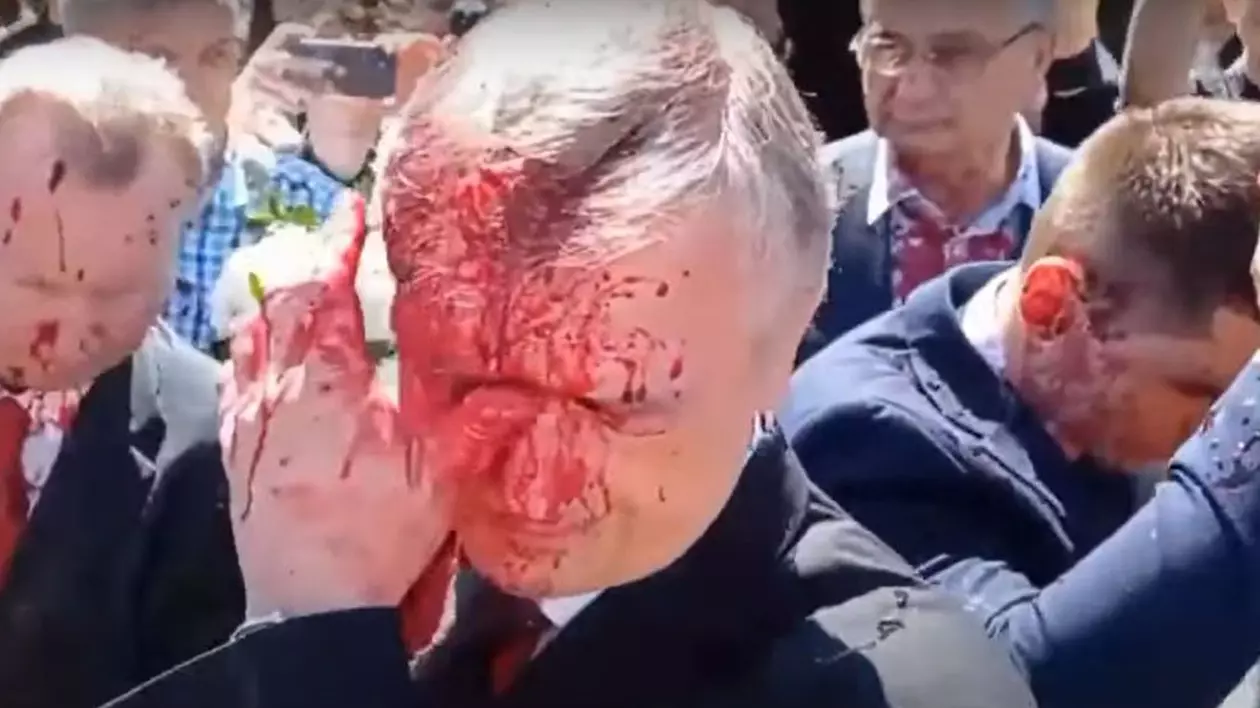 Ambasadorul rus la Varșovia, stropit cu vopsea roșie când depunea o coroană de flori în memoria soldaților sovietici. Reacția Moscovei