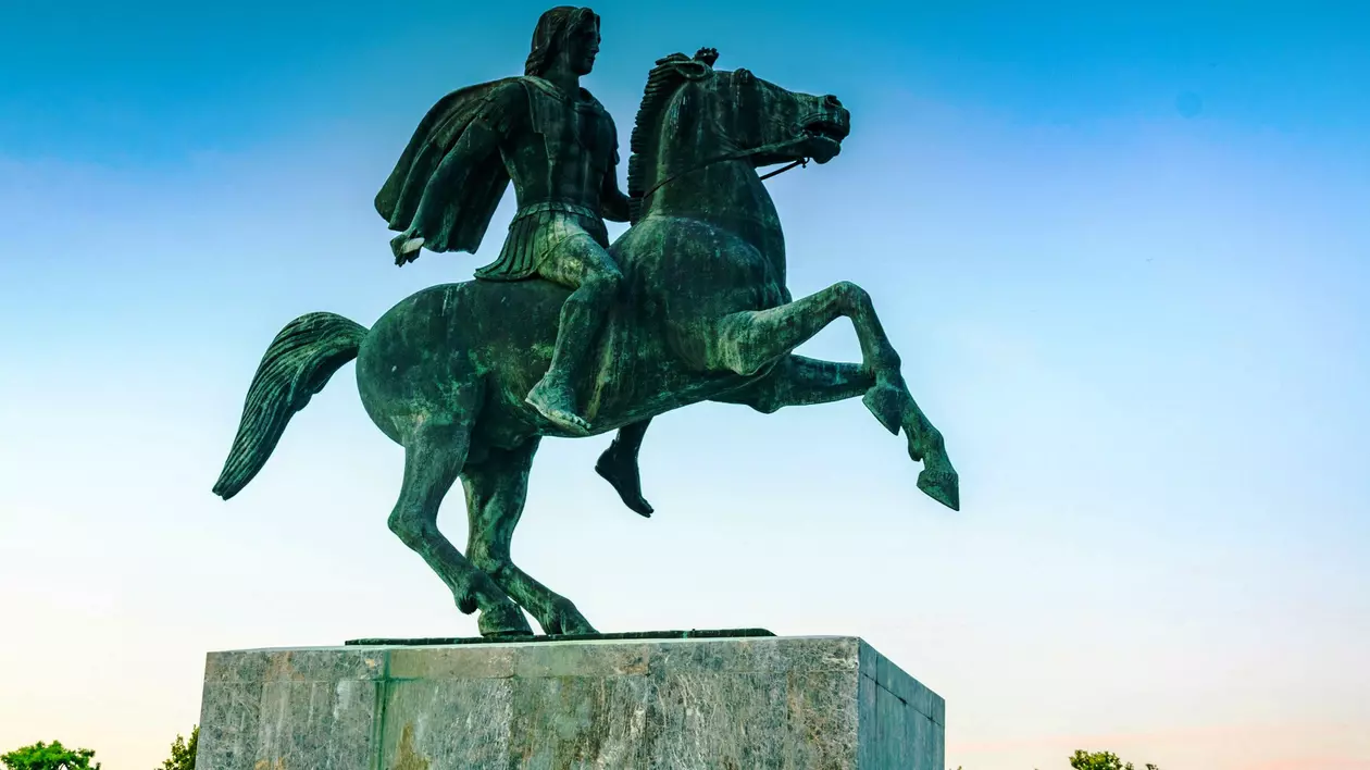 cei mai cunoscuti cai din istorie-Statuia lui Alexandru cel Mare din Salonic, in care apare calare pe calul lui Bucefal