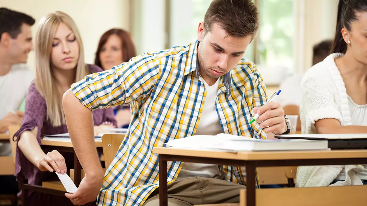 IN A RELATIONSHIP | Cauze ale plagiatului: exemplul altor elevi, toleranța profesorilor și teama de note mici