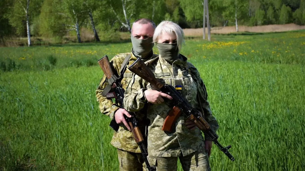 „Pe aici nu se trece!”. Doi soți apără cu arma în mână granița Ucrainei