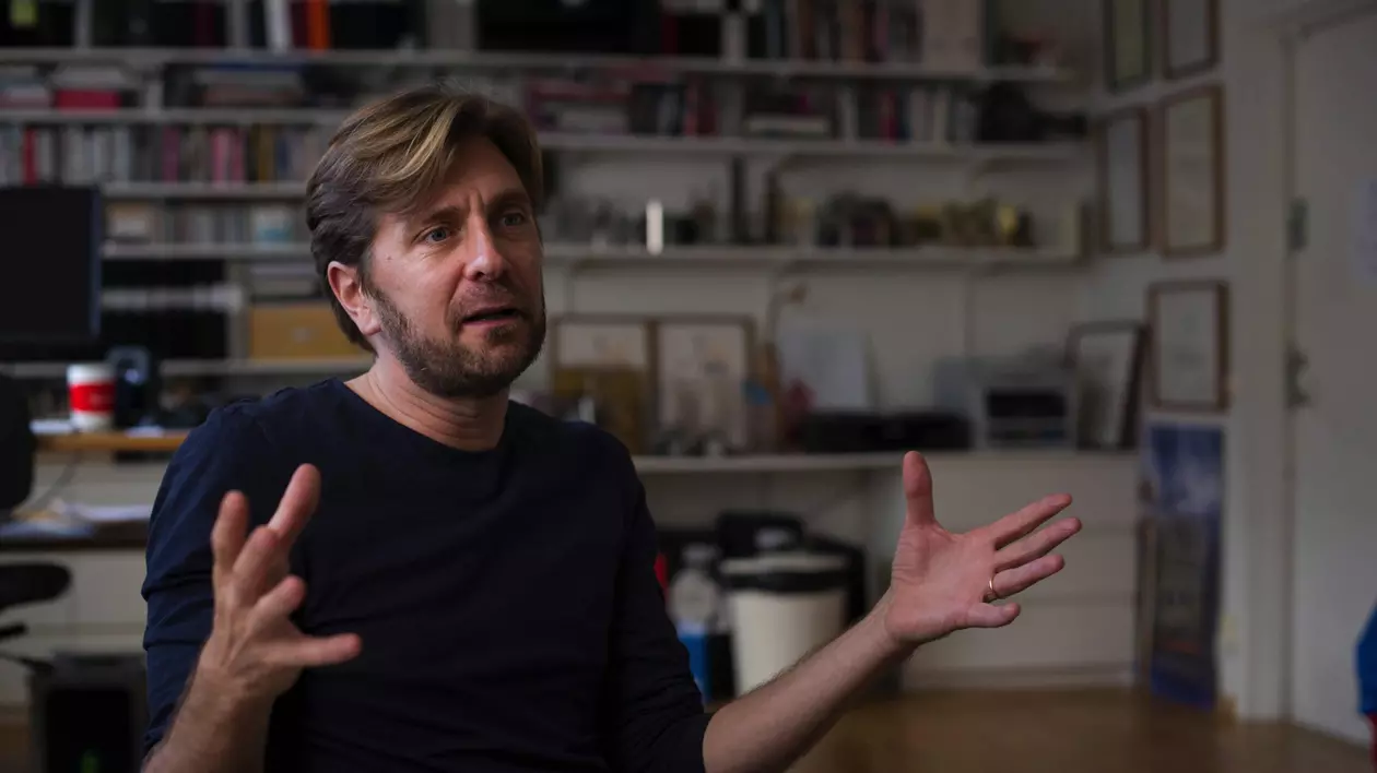 EXCLUSIV. Ruben Östlund, proaspăt premiat cu Palme d’or la Cannes, pentru Libertatea: „Când vezi în ce hal a ajuns lumea asta, nu mai poți face dramă. Doar farsa o mai poate explica”