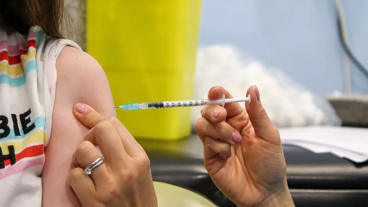 Ai nevoie de doza 4 de vaccin anti-COVID, care va fi permisă de săptămâna viitoare în România? Ce spun experţii şi autorităţile internaţionale