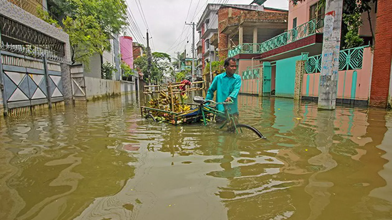 Zeci de morți și milioane de oameni izolați, după cele mai grave inundații din ultimele decenii, în Bangladesh și India